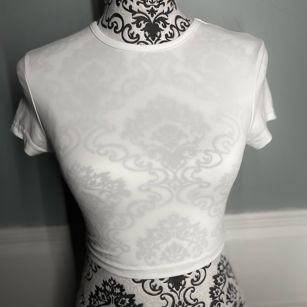 plain white crop-top ❤︎︎